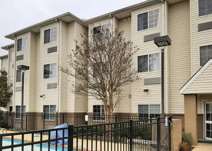 Starkville Inn & Suites